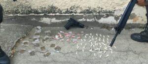 Privado: Policiais apreendem drogas e arma falsa próximo ao Risca Faca, em Maricá