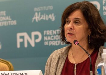 Covid-19: ministra da Saúde destaca importância da vacinação