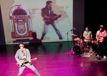 Peça teatral entra no universo retrô com música e nostalgia dos anos 80 