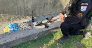 Operação Policial em São João de Meriti: Prisão de Suspeitos com Arma e Drogas