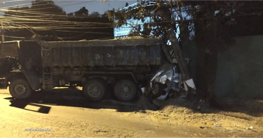 Caos em Niterói: caminhão fora de controle esmaga carro estacionado