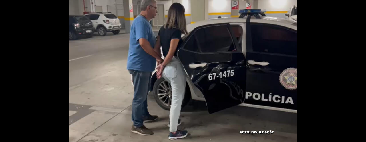 As autoridades encontraram indícios de maus-tratos, o que levou à prisão da mulher.