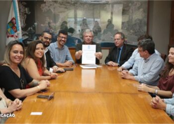 Valorização da Educação: Prefeito de Niterói Aumenta Piso Salarial de Professores