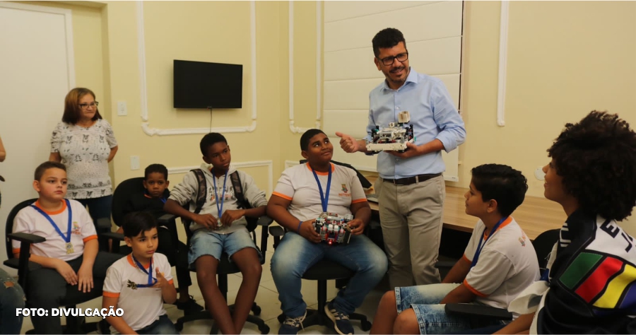 A ideia do protótipo vencedor da OBR é de autoria da estudante Vitória Conceição, de 14 anos. Mas os alunos fizeram questão de valorizar o trabalho dos professores Carlos Henrique Jorge e Evelyn Crespo, que trabalharam nos treinamentos das equipes de robótica da unidade.