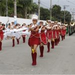 Em Santa Izabel, São Gonçalo, a tradição do desfile cívico de 7 de setembro foi resgatada após uma pausa de sete anos. O evento, que contou com treze escolas municipais, duas estaduais, cinco bandas e a participação do Bombeiro Mirim, foi aberto ao público e reuniu a comunidade desde a concentração na Estrada do Cordeiro. O prefeito Capitão Nelson, junto com autoridades políticas, celebrou o retorno do desfile e enfatizou a colaboração entre os governos municipal e estadual, bem como as forças de segurança, na melhoria gradual da segurança pública em São Gonçalo.