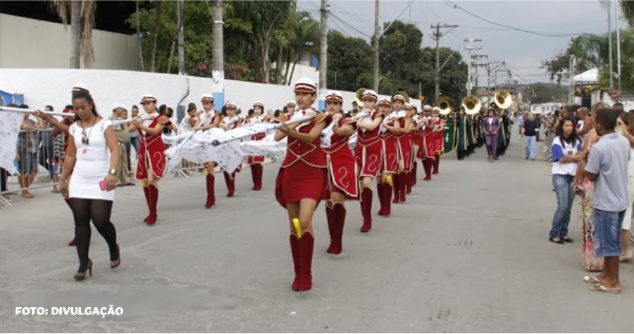 Em Santa Izabel, São Gonçalo, a tradição do desfile cívico de 7 de setembro foi resgatada após uma pausa de sete anos. O evento, que contou com treze escolas municipais, duas estaduais, cinco bandas e a participação do Bombeiro Mirim, foi aberto ao público e reuniu a comunidade desde a concentração na Estrada do Cordeiro. O prefeito Capitão Nelson, junto com autoridades políticas, celebrou o retorno do desfile e enfatizou a colaboração entre os governos municipal e estadual, bem como as forças de segurança, na melhoria gradual da segurança pública em São Gonçalo.