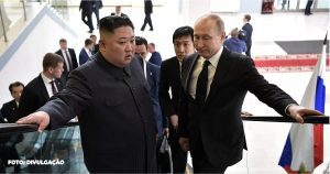 Kim Jong-un se dirige à Rússia para reunião com Putin, despertando preocupações de possível fornecimento de armas pela Coreia do Norte