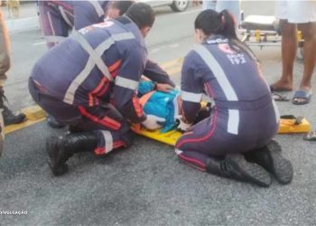 Acidente em Maricá: Motociclista colide com viatura da Polícia Militar Neste domingo (10), ocorreu um grave acidente em Ponta Negra, Maricá, quando um motociclista perdeu o controle de sua moto em alta velocidade e colidiu violentamente com uma viatura da Polícia Militar. O acidente teve lugar na praça do bairro e resultou em danos significativos na viatura. A vítima, identificada como Renson Alcântara Andrade, de apenas 19 anos, foi prontamente socorrida pelo Corpo de Bombeiros. Os primeiros socorros foram prestados no local do acidente, e posteriormente, ele foi transferido para o Hospital Municipal Dr. Ernesto Che Guevara, localizado em São José do Imbassaí, para receber atendimento médico adequado. A colisão deixou a viatura policial severamente amassada devido à força do impacto, enquanto a moto envolvida no acidente foi apreendida. O ocorrido serve como um lembrete dos perigos associados à alta velocidade nas estradas e da importância de manter o controle sobre os veículos, mesmo em momentos de pressa.