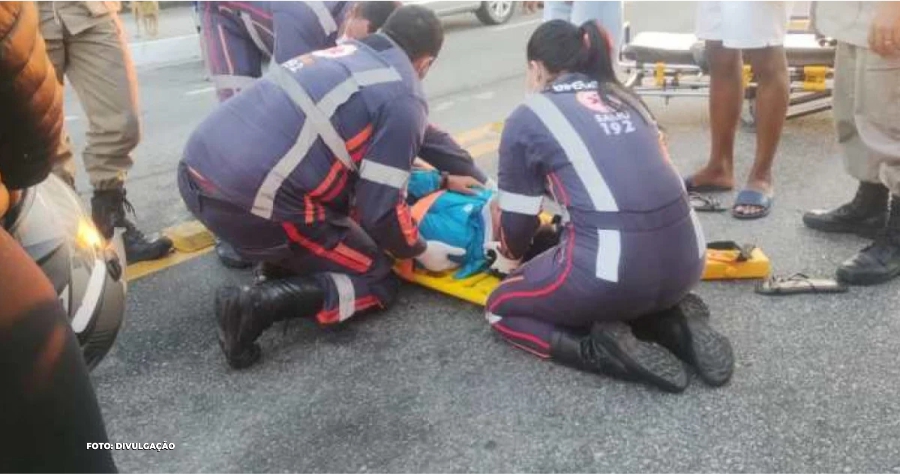 Acidente em Maricá: Motociclista colide com viatura da Polícia Militar Neste domingo (10), ocorreu um grave acidente em Ponta Negra, Maricá, quando um motociclista perdeu o controle de sua moto em alta velocidade e colidiu violentamente com uma viatura da Polícia Militar. O acidente teve lugar na praça do bairro e resultou em danos significativos na viatura. A vítima, identificada como Renson Alcântara Andrade, de apenas 19 anos, foi prontamente socorrida pelo Corpo de Bombeiros. Os primeiros socorros foram prestados no local do acidente, e posteriormente, ele foi transferido para o Hospital Municipal Dr. Ernesto Che Guevara, localizado em São José do Imbassaí, para receber atendimento médico adequado. A colisão deixou a viatura policial severamente amassada devido à força do impacto, enquanto a moto envolvida no acidente foi apreendida. O ocorrido serve como um lembrete dos perigos associados à alta velocidade nas estradas e da importância de manter o controle sobre os veículos, mesmo em momentos de pressa.