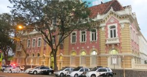 Operação policial desmantela suposto casal de traficantes com R$ 50 mil em drogas em Maricá