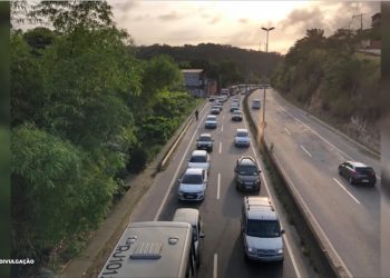 Acidente complica tráfego na descida da Caixa D'Água em Niterói