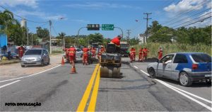 Congestionamento na RJ-106 devido a obras de recuperação