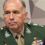 O general Gustavo Henrique Dutra prestou depoimento à CPI mista que investiga os atos golpistas de 8 de janeiro, afirmando que recebeu uma ligação do então comandante do Exército, general Freire Gomes, em 29 de dezembro, com instruções para que a Polícia Militar interrompesse a desmobilização do acampamento montado por apoiadores do ex-presidente Bolsonaro após as eleições de 2022. O objetivo era evitar um confronto iminente poucos dias antes da posse do presidente Luiz Inácio Lula da Silva. O general explicou que o comandante do Exército estava acompanhando a situação e percebeu que o clima na praça onde o acampamento estava instalado havia se tornado mais tenso. Diante disso, ele determinou que a operação fosse cancelada com a presença da PM e que prosseguisse apenas com a atuação do Exército, conforme o planejado anteriormente. Gustavo Henrique Dutra era o chefe do Comando Militar do Planalto (CMP) na época dos ataques de 8 de janeiro e era responsável pelo Quartel General do Exército em Brasília durante os acampamentos golpistas organizados por apoiadores de Bolsonaro. A atuação do Exército foi criticada devido ao tempo necessário para desmobilizar o grupo, uma vez que alguns dos invasores que atacaram as sedes dos três poderes estavam abrigados no acampamento. O general esclareceu que a ligação do comandante do Exército ocorreu três dias antes da posse de Lula, quando o movimento na praça dos cristais havia aumentado significativamente. Durante a semana entre o Natal e o Ano Novo, o acampamento contava com a presença de cerca de 300 a 400 pessoas por dia. No entanto, em 29 de dezembro, esse número subiu para aproximadamente mil manifestantes. O comandante do Exército percebeu um "clima tenso" na praça e considerou inviável um confronto às vésperas da posse presidencial. Ele enfatizou que a ordem recebida não estava relacionada ao artigo 142 da Constituição Federal, que foi usado por manifestantes que pediam intervenção militar, e que o objetivo principal era garantir a normalidade da posse de Lula.