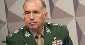 O general Gustavo Henrique Dutra prestou depoimento à CPI mista que investiga os atos golpistas de 8 de janeiro, afirmando que recebeu uma ligação do então comandante do Exército, general Freire Gomes, em 29 de dezembro, com instruções para que a Polícia Militar interrompesse a desmobilização do acampamento montado por apoiadores do ex-presidente Bolsonaro após as eleições de 2022. O objetivo era evitar um confronto iminente poucos dias antes da posse do presidente Luiz Inácio Lula da Silva. O general explicou que o comandante do Exército estava acompanhando a situação e percebeu que o clima na praça onde o acampamento estava instalado havia se tornado mais tenso. Diante disso, ele determinou que a operação fosse cancelada com a presença da PM e que prosseguisse apenas com a atuação do Exército, conforme o planejado anteriormente. Gustavo Henrique Dutra era o chefe do Comando Militar do Planalto (CMP) na época dos ataques de 8 de janeiro e era responsável pelo Quartel General do Exército em Brasília durante os acampamentos golpistas organizados por apoiadores de Bolsonaro. A atuação do Exército foi criticada devido ao tempo necessário para desmobilizar o grupo, uma vez que alguns dos invasores que atacaram as sedes dos três poderes estavam abrigados no acampamento. O general esclareceu que a ligação do comandante do Exército ocorreu três dias antes da posse de Lula, quando o movimento na praça dos cristais havia aumentado significativamente. Durante a semana entre o Natal e o Ano Novo, o acampamento contava com a presença de cerca de 300 a 400 pessoas por dia. No entanto, em 29 de dezembro, esse número subiu para aproximadamente mil manifestantes. O comandante do Exército percebeu um "clima tenso" na praça e considerou inviável um confronto às vésperas da posse presidencial. Ele enfatizou que a ordem recebida não estava relacionada ao artigo 142 da Constituição Federal, que foi usado por manifestantes que pediam intervenção militar, e que o objetivo principal era garantir a normalidade da posse de Lula.