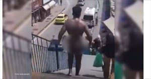 Flagrante chocante: homem passeia nu próximo à estação de trem no Rio