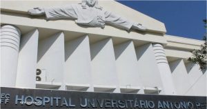Invasão e Furto no Hospital Universitário Antônio Pedro em Niterói Na madrugada desta segunda-feira (25), o Hospital Universitário Antônio Pedro (Huap), localizado na região central de Niterói, na Região Metropolitana do Rio de Janeiro, foi alvo de uma invasão seguida de furto. Conforme informações divulgadas pelo próprio hospital, os criminosos roubaram uma televisão e um micro-ondas do setor de coleta de laboratório, que fica no térreo da instituição de saúde. Até o momento, não se tem conhecimento sobre o número de pessoas envolvidas na ação criminosa. A Polícia Militar foi acionada, e a Polícia Federal está programada para realizar uma perícia no prédio, que está sob a jurisdição da Universidade Federal Fluminense (UFF). Em um comunicado oficial, o Huap explicou que o sistema de vigilância por câmeras não cobre a área dos fundos do edifício, local onde ocorreu a invasão. A instituição de saúde enfatizou seu compromisso com a segurança e declarou estar colaborando plenamente com as autoridades policiais para reforçar as medidas de segurança o mais rapidamente possível. O jornal O DIA buscou informações junto à Polícia Federal, mas, até a publicação desta matéria, não obteve resposta. Continuamos à disposição para eventuais esclarecimentos adicionais.
