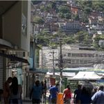 Idosa ferida a tiros no Rio de Janeiro em confronto entre milicianos e traficantes