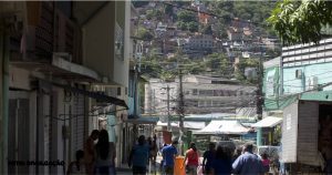 Idosa ferida a tiros no Rio de Janeiro em confronto entre milicianos e traficantes