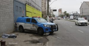 Homem encontrado morto em calçada no Centro de Niterói Bombeiros atendem a ocorrência Na manhã desta quinta-feira (26), um homem sem identificação foi localizado sem vida na calçada da Avenida Feliciano Sodré, no Centro de Niterói. Os Bombeiros de Niterói responderam ao chamado por volta das 9h20 e encontraram o homem em óbito. Policiais militares já estão na área, e a Polícia Civil será acionada para realizar a perícia no corpo. O cadáver foi transferido para o IML do Barreto, em Niterói, pouco após as 13h. A suspeita inicial é de que o homem possa ter sofrido um mal súbito. Homem sem identificação é encontrado morto na calçada do Centro de Niterói Intervenção dos Bombeiros e Polícia Civil Na manhã desta quinta-feira (26), um corpo masculino sem identificação foi descoberto sem vida na calçada da Avenida Feliciano Sodré, localizada no Centro de Niterói. O Corpo de Bombeiros de Niterói atendeu à ocorrência após receber o chamado por volta das 9h20 e constatou o óbito do indivíduo. Policiais militares estão no local, e a Polícia Civil será convocada para realizar a perícia no cadáver. Pouco depois das 13h, o corpo foi encaminhado para o IML do Barreto, em Niterói, suspeitando-se de um mal súbito como causa da morte.