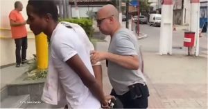 Homem que assediou repórter de afiliada da TV Globo ao vivo em Maricá é preso e enfrenta acusação de importunação sexual