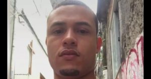 O traficante Johny Bravo, também conhecido como John Wallace da Silva Viana, é uma figura de destaque no cenário do tráfico de drogas no Rio de Janeiro.