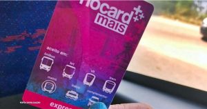 Único Intermunicipal (BUI) oferece a vantagem de o usuário pagar no máximo R$ 8,55 quando utiliza até dois meios de transporte públicos, sendo um deles intermunicipal. O governo estadual cobre a diferença entre esse valor e o custo real das viagens. Aqueles que possuem o BUI associado ao cartão Vale-Transporte e têm renda acima de R$ 3.205,20 verão o benefício sendo gradualmente desativado. Não é necessário atualizar a declaração de renda, pois o sistema Riocard Mais fará isso automaticamente com base na última informação de renda fornecida. Empresas devem levar isso em consideração ao adquirir créditos de transporte para funcionários com renda acima do novo limite do BUI, considerando os meios de transporte utilizados e os créditos necessários para o planejamento das viagens dos colaboradores que tiverem o benefício desabilitado.