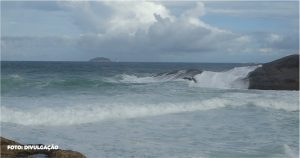 "Ela chegou a ficar inconsciente e a boiar. Nasceu de novo", diz homem que filmou casal arrastado por onda em praia do Rio