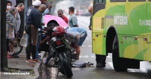Acidente no Fonseca: Colisão entre ônibus e moto deixa mulher ferida