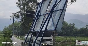 Risco de acidentes em Maricá: moradores alertam sobre painel publicitário tombado