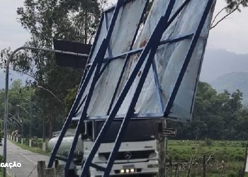 Risco de acidentes em Maricá: moradores alertam sobre painel publicitário tombado