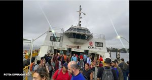 Barca ameaça afundar e assusta passageiros