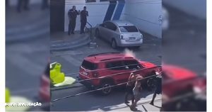 Cenas de Desordem: Grupo Depreda Veículo e Tenta Roubo em Frente a DPO no RJ