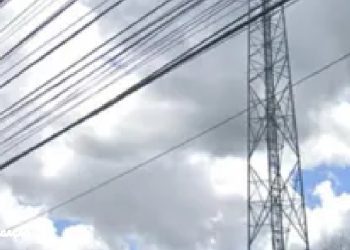 Desafios de comunicação em Itaboraí após tempestade A tempestade do dia 18 deixou moradores de Itaboraí, especialmente na Estrada Vereador Antônio Cícero, sem sinal da operadora TIM. Além dos danos causados pelo temporal, a interrupção no sinal móvel afeta a comunicação e o trabalho de residentes, destacando a necessidade urgente de reparo por parte da operadora. O universitário Douglas da Motta Monteiro de Araújo, morador da região, ressalta a importância do serviço de internet para atividades diárias, como trabalho e estudo. A falta de alternativas, como provedores de internet Wi-Fi, torna os moradores praticamente incomunicáveis. "Há pessoas que precisam da internet pra trabalhar, estudar, têm pessoas acamadas em suas residências. Não há a opção do 4G se algum provedor da internet acabar não funcionando. Impossível de receber e fazer ligações telefônicas tradicionais.’’, explicou. O estudante, que mora no bairro desde que nasceu, explica que na região somente a TIM opera e que a empresa de telefonia ainda não deu sinais de reparo. "A operadora que atua ainda não fez o reparo. Já foram feitas diversas reclamações mas até agora nenhuma providência foi tomada. É a única torre que tem na região. Não tem nenhuma outra operadora’’, contou. A assessoria da operadora TIM informou que ''equipes estão na região para normalizar os serviços o mais rápido possível''.