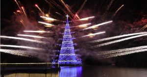 Natal Iluminado em Maricá enfrenta atraso; previsão de início ainda não definida O aguardado Natal Iluminado de Maricá, em sua 6ª edição, enfrentará um atraso de mais um ano. Embora o calendário oficial de eventos da cidade tenha indicado o início do evento nesta sexta-feira (17/11), parte da montagem teve início nesta semana, impossibilitando sua conclusão na data prevista. O evento, sob a organização da Secretaria de Turismo, inicialmente estava programado para começar em 17 de novembro e encerrar em 7 de janeiro de 2024. No entanto, atrasos sucessivos na licitação para a montagem da estrutura resultarão no adiamento, evidenciando a dificuldade do turista em planejar a participação em um evento turístico na cidade. A situação ressalta a importância de um planejamento adequado, evitando que turistas reservem passagens e hospedagem para um evento que, devido a contratempos na montagem, não estará pronto na data prevista. Essa situação pode frustrar a experiência do visitante e afastar turistas que contribuem financeiramente para a cidade por meio de impostos. Para ilustrar, seria semelhante a um turista programando sua visita ao Natal Luz de Gramado durante as férias, apenas para chegar e descobrir que o evento ainda não foi montado. Ao questionarmos a prefeitura de Maricá sobre uma nova data, a assessoria de comunicação, por meio de nota, limitou-se a informar que "o evento não será lançado em 17/11 e uma nova data será anunciada nos próximos dias pela prefeitura."