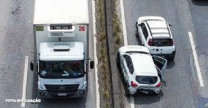 Engavetamento entre Três Carros Causa Congestionamento na RJ-106 em Maricá Um acidente envolvendo três carros deixou duas pessoas feridas e ocasionou um congestionamento na manhã de terça-feira (21), no km 28 da RJ-106 (Rodovia Amaral Peixoto), no bairro de Itapeba, em Maricá. O incidente ocorreu por volta das 9h, no sentido Centro de Maricá. Segundo informações, ninguém sofreu ferimentos graves. Após o acidente, uma extensa fila de veículos se formou na estrada, estendendo-se por vários quilômetros. Para mitigar o congestionamento, os motoristas receberam orientações para contornar o trânsito pelo interior do bairro.