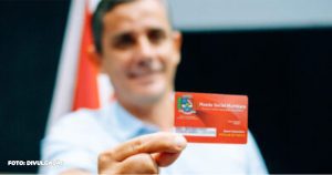 Deve comparecer somente o titular da família que fez a inscrição no CadÚnico e que o nome consta como beneficiário (consulte por CPF clicando aqui).