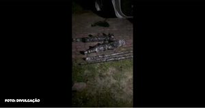 Exército e Polícia Civil recuperam metralhadoras furtadas em SP 1º de novembro de 2023 | Leitura de 3 minutos O Comando Militar do Sudeste (CMSE) e a Polícia Civil do Rio de Janeiro obtiveram uma vitória significativa na manhã de quarta-feira, 1º de novembro. Mais duas metralhadoras .50, que haviam sido furtadas do arsenal do Exército em Barueri (SP) em setembro, foram recuperadas. As armas estavam abandonadas dentro de um veículo na Praia da Reserva, Zona Oeste do Rio de Janeiro. Esta apreensão elevou o total de armas recuperadas para 19, das 21 originalmente roubadas, deixando apenas duas metralhadoras do modelo .50 ainda desaparecidas, um desafio que as autoridades continuam a enfrentar. Além das metralhadoras .50, uma surpresa inesperada surgiu: a descoberta de um fuzil calibre 7,62, que não havia sido incluído no inventário das armas roubadas. Isso acrescenta complexidade à investigação, gerando dúvidas sobre a relação entre essa arma e o roubo original, bem como seu papel nas atividades do Comando Vermelho no Rio de Janeiro. O veículo no qual as armas foram encontradas pertence a Jesser Marques Fidelix, suspeito de estar envolvido na negociação das armas com o Comando Vermelho na capital fluminense. Notavelmente, o proprietário do veículo não estava presente no local durante a apreensão, o que levanta questões adicionais sobre seu envolvimento no caso. Este desdobramento é parte de uma investigação em andamento que visa esclarecer o roubo do arsenal militar e desmantelar a rede envolvida na distribuição ilegal de armas de fogo. A apreensão das armas representa um avanço importante, mas ainda há muito a ser feito para resolver completamente o caso e evitar que armas de alto calibre caiam nas mãos erradas. A cooperação entre o Exército e a Polícia Civil do Rio de Janeiro continua sendo crucial para garantir a segurança pública e a ordem no estado.