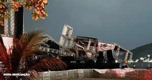 ncidente em Icaraí: Músicos escapam por um triz do desabamento do palco Na noite do sábado, 18 de novembro, durante o evento na Praia de Icaraí, o DJ Mam, Edison Mattos e Jef Rodriguez, que estavam se apresentando, conseguiram escapar do desabamento do palco por uma questão de minutos. O DJ Mam subiu ao palco por volta das 19h15 para realizar o show de abertura para Marisa Monte. Mesmo com a previsão meteorológica indicando ventos fortes e chuva com raios, o evento prosseguiu. Durante a apresentação, integrantes da produção alertaram os músicos sobre a iminência do desastre. Edison Mattos, da Sinfônica Ambulante, relatou que saiu do palco poucos minutos antes do colapso, seguindo as orientações para evacuar a área. O desmoronamento ocorreu por volta das 20h, apenas alguns minutos após os artistas deixarem o local. DJ Mam, que estava a cerca de 100 metros de distância, testemunhou o colapso. A retirada rápida foi coordenada por duas mulheres: a diretora de palco, Paty Sena, e a esposa e empresária de DJ Mam, Érika Nascimento.