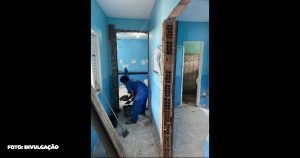 chal Cândido Rondon, Colubandê 8 – Água Mineral 9 – Carlos Chagas, Fazenda dos Mineiros 10 – Clínica de Neves 11 – Albert Sabin, Itaoca 12 – Vista Alegre 13 – Josias Muniz, Rio do Ouro 14 – David Capistrano, Itaúna A preocupação com a saúde da população de São Gonçalo é evidente nas iniciativas da Prefeitura, que visa garantir atendimento de qualidade em ambientes modernizados e adaptados às necessidades dos usuários. As melhorias nos postos de saúde não apenas atendem às normas vigentes da Anvisa, mas também refletem o compromisso com a humanização do atendimento. A subsecretária de Atenção Básica, Luciana Coelho, destaca o esforço da gestão do prefeito Capitão Nelson em revitalizar e construir unidades de saúde, proporcionando maior capacidade de atendimento e novos serviços. A entrega de 32 postos revitalizados é um passo significativo nesse processo, e a construção de clínicas adicionais reforça o compromisso em melhorar a qualidade dos serviços de saúde oferecidos à população. Com a conclusão das obras em andamento e o início das reformas em Josias Muniz, em Rio do Ouro, e David Capistrano, em Itaúna, a Prefeitura reforça seu compromisso com a saúde e o bem-estar dos moradores de São Gonçalo, promovendo ambientes mais adequados e humanizados para o atendimento à comunidade.