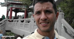 Niteroiense Recebe Medalha na Irlanda por Atitude Heroica em Ataque O entregador niteroiense, Caio Benício, de 43 anos, que reside na Irlanda, foi condecorado com uma medalha por sua notável bravura ao evitar um ataque a facadas que deixou cinco feridos, incluindo três crianças, nas proximidades de uma escola em Dublin. O primeiro-ministro Leo Varadkar recebeu Caio para homenageá-lo por sua coragem extraordinária. O incidente ocorreu na última quinta-feira (23), quando Caio interveio, impedindo que o agressor causasse mais vítimas ao derrubá-lo com golpes de capacete. Embora as autoridades irlandesas não classifiquem o ataque como um ato de terrorismo, as investigações continuam para esclarecer completamente as motivações por trás do crime. Pai de dois filhos, Caio, que morava em Icaraí, na Zona Sul de Niterói, era proprietário de um restaurante famoso na cidade, que infelizmente foi destruído por um incêndio em novembro de 2019. Atualmente, ele trabalha como motoboy na Irlanda, e a família planeja se mudar permanentemente para o país. Sobre o incidente, Caio relatou: "Cara, joguei a moto no chão e fui atrás do cara... nem pensei nisso. Tirei o capacete e bati na cabeça dele, o que derrubou o cara." Durante o ataque, cinco pessoas ficaram feridas, incluindo três crianças. Uma menina de 5 anos e uma funcionária da unidade de ensino estão internadas em estado grave. O agressor, que não é natural da Irlanda, mas reside lá há bastante tempo, detém cidadania irlandesa e foi detido pela polícia local.