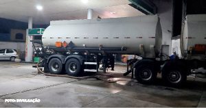 Operação Policial Desmantela Quadrilha de Combustível Adulterado em Niterói e São Gonçalo A Polícia Civil, por meio da Delegacia de Defesa dos Serviços Delegados (DDSD), desarticulou uma quadrilha vinculada ao Primeiro Comando da Capital (PCC), especializada na venda de combustível adulterado para postos em Niterói e São Gonçalo. Dois suspeitos, Thiago César Barbosa e Marcus Vinícius Weber Vieira, foram detidos durante o flagrante de descarregamento de 40.000 litros de combustível adulterado em um posto no bairro de Boa Vista, São Gonçalo, nesta quarta-feira (29). A ação policial ocorreu após investigações apontarem que a organização criminosa, além de atuar ilegalmente, já havia sido alvo de operações anteriores da DDSD em colaboração com a Agência Nacional de Petróleo (ANP). Essas operações resultaram na interdição do estabelecimento várias vezes devido à distribuição de combustíveis adulterados com metanol misturados a gasolina e etanol. Mesmo após interdições, diversos postos que recebiam combustível da quadrilha continuavam operando. Diante disso, as equipes da DDSD, sob coordenação do delegado Marcello Braga Maia, intensificaram o monitoramento desses locais. Na madrugada de quarta-feira, flagraram um caminhão-tanque do estado de São Paulo descarregando combustível adulterado no posto Boa Vista Gonçalense, resultando na prisão em flagrante de Thiago César e Marcus Vinícius Vieira, além da apreensão do caminhão.