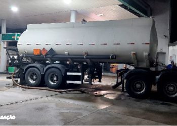 Operação Policial Desmantela Quadrilha de Combustível Adulterado em Niterói e São Gonçalo A Polícia Civil, por meio da Delegacia de Defesa dos Serviços Delegados (DDSD), desarticulou uma quadrilha vinculada ao Primeiro Comando da Capital (PCC), especializada na venda de combustível adulterado para postos em Niterói e São Gonçalo. Dois suspeitos, Thiago César Barbosa e Marcus Vinícius Weber Vieira, foram detidos durante o flagrante de descarregamento de 40.000 litros de combustível adulterado em um posto no bairro de Boa Vista, São Gonçalo, nesta quarta-feira (29). A ação policial ocorreu após investigações apontarem que a organização criminosa, além de atuar ilegalmente, já havia sido alvo de operações anteriores da DDSD em colaboração com a Agência Nacional de Petróleo (ANP). Essas operações resultaram na interdição do estabelecimento várias vezes devido à distribuição de combustíveis adulterados com metanol misturados a gasolina e etanol. Mesmo após interdições, diversos postos que recebiam combustível da quadrilha continuavam operando. Diante disso, as equipes da DDSD, sob coordenação do delegado Marcello Braga Maia, intensificaram o monitoramento desses locais. Na madrugada de quarta-feira, flagraram um caminhão-tanque do estado de São Paulo descarregando combustível adulterado no posto Boa Vista Gonçalense, resultando na prisão em flagrante de Thiago César e Marcus Vinícius Vieira, além da apreensão do caminhão.