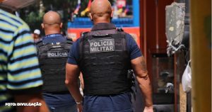 Sargento da PM Preso por Integrar Quadrilha de Sequestro em SG um sargento da PM, lotado no 7º BPM, foi detido nesta quinta-feira (23) sob a acusação de integrar uma quadrilha especializada em sequestros nos municípios de São Gonçalo, Itaboraí e Maricá. A operação foi conduzida por policiais civis da 74ª DP (Alcântara). Além do suspeito de 40 anos, preso pela Corregedoria da Polícia Militar em São Gonçalo, um outro acusado da mesma idade foi detido em Maricá. Um terceiro suspeito permanece foragido. Um integrante do grupo criminoso já havia sido preso em junho deste ano, em Japeri, pela 72ª DP (Mutuá), sendo apontado como líder e detido por extorsão mediante sequestro. A investigação que levou às prisões teve início quando a filha de um empresário foi sequestrada por quatro homens armados ao chegar de carro em sua residência, em São Gonçalo, no mês de junho passado. Os criminosos exigiram aproximadamente R$ 50 mil para liberar a vítima. A PMERJ comunicou à imprensa que está colaborando com os procedimentos processuais necessários, cumprindo os mandados relacionados à ação desta quinta-feira (23)