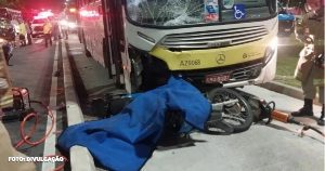 Um trágico acidente envolvendo um ônibus e uma motocicleta resultou na perda de um agente civil e deixou um policial militar gravemente ferido