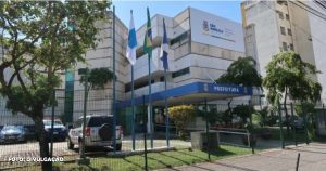 Unidades de urgência de Saúde irão funcionar normalmente 1 de novembro de 2023 A Prefeitura de São Gonçalo decretou ponto facultativo nas repartições públicas municipais na próxima sexta-feira (03), após o feriado do Dia de Finados nesta quinta-feira (2). O ponto facultativo, no entanto, não se aplica a alguns servidores lotados nas secretarias municipais de Conservação e Obras, Saúde e Defesa Civil e profissionais de atividades que não podem ser suspensas por serem essenciais. As Unidades Municipais de Pronto Atendimento (Umpas) do Pacheco, Nova Cidade e Santa Luzia e os prontos-socorros Central (PSC) e Infantil (PSI), ambos no Zé Garoto, estarão funcionando normalmente 24h de quinta-feira (2) até domingo (5). A Maternidade Municipal Dr. Mário Niajar, em Alcântara, também funciona 24h, assim como a emergência da saúde mental que funciona no Hospital Luiz Palmier (HLP), no Zé Garoto. O Centro de Triagem ao Coronavírus, no Zé Garoto, que realiza os testes para detectar o coronavírus e consultas para os gonçalenses sintomáticos, funciona quinta-feira (2) e sexta-feira (3), das 8h às 13h. A unidade não vai abrir sábado (14) e domingo (15). Vale lembrar que os gonçalenses têm que chegar uma hora antes da previsão de término da testagem. O Centro de Atenção Psicossocial (Caps) Francisco dos Santos Siqueira, no Centro (Rua General Antônio Rodrigues, 250, Centro, telefone: 2607-5960) e o Centro de Atenção Psicossocial de Álcool e Drogas Dr. Daniel Gomes da Silva, em Vila Três (Rua Augusto Franco, 52, Vila Três, telefone: 3606-9224) vão funcionar 24h durante todo o período. Os demais ficarão fechados. As Clínicas Gonçalense do Mutondo e da Família Dr. Zerbini, no Arsenal, abrem somente no sábado (4), das 8h às 13h, para as vacinações contra o coronavírus e gripe. O Centro de Imagens e Especialidades de São Gonçalo (Ciesg), em Vila Três, funciona normalmente na sexta-feira (3) para os pacientes agendados. A aplicação da vacina antirrábica humana acontece no Polo Sanitário Washington Luiz Lopes, no Zé Garoto, na quinta-feira (2) e no Polo Sanitário Hélio Cruz, em Alcântara, na sexta-feira (03), das 8h às 12h. Estas duas unidades abrem, exclusivamente, nestes dias para a vacinação antirrábica. Quando necessária a aplicação do soro antirrábico, o paciente é encaminhado ao PSC, no Zé Garoto, que funciona 24h todos os dias. Em casos de acidentes graves que necessitam de atendimento de urgência ou emergência, fora do horário de atendimento nos polos sanitários, o paciente pode procurar o PSC para avaliação. Todas as outras unidades de saúde da atenção básica e especializada estarão fechadas de quinta-feira (2) até domingo (5). São elas: todos os postos de saúde, clínicas, PAMs, CER III, Clínica de Fisioterapia de Nova Cidade, Clínica Municipal da Criança, Espaço Rosa, polos sanitários e outros Caps. A Secretaria de Saúde informa que todas as unidades voltam a funcionar normalmente na segunda-feira (6).