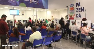 São Gonçalo abre seleção para Técnico de Apoio Especializado/Edificações A Secretaria de Fazenda da Prefeitura de São Gonçalo está com um processo seletivo em andamento, visando preencher vagas temporárias para a função de Técnico de Apoio Especializado/Edificações. Estas oportunidades são destinadas tanto à contratação imediata quanto à formação de um cadastro de reserva para atuar na Secretaria Municipal de Fazenda. As inscrições para essas 67 vagas estarão abertas até a sexta-feira, 10 de novembro. Os interessados devem realizar as inscrições exclusivamente pela internet, no site www.inscricoes.pmsg.rj.gov.br, e o prazo para inscrição se encerra às 23h59min do dia 10 de novembro de 2023. A previsão é que a contratação dos candidatos selecionados ocorra no início de dezembro. A carga horária para o cargo de Técnico de Apoio Especializado/Edificações é de 40 horas semanais, com uma remuneração de R$ 3.172,95, além do benefício de Auxílio Transporte. O edital completo, contendo todas as informações necessárias, pode ser acessado por meio do seguinte link: https://servicos.pmsg.rj.gov.br/diario/2023_10_26.pdf. Os requisitos para a vaga incluem a comprovação de possuir um Curso Técnico de Edificações reconhecido pelo MEC, bem como o registro no Conselho Federal dos Técnicos Industriais. Este processo seletivo oferece 67 vagas imediatas, juntamente com 134 vagas para o cadastro de reserva, garantindo a possibilidade de futuras contratações. Os selecionados serão responsáveis por apoiar o planejamento, coordenação, supervisão e execução de projetos de engenharia e arquitetura, bem como atividades de operação e manutenção de equipamentos e sistemas. Eles também realizarão tarefas que envolvem conhecimentos em informática e no software AutoCAD.