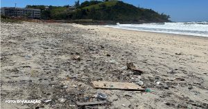 Impacto ambiental: Ressaca deixa rastro de lixo nas praias de Maricá (RJ)