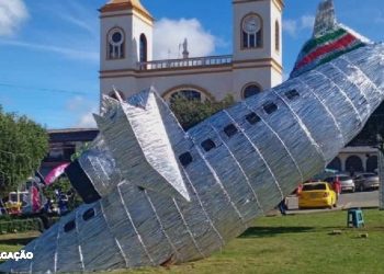 prefeito de cidade colombiana gera indignação ao instalar réplica de avião da Chapecoense em praça