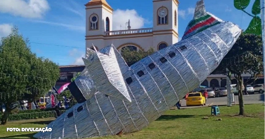 prefeito de cidade colombiana gera indignação ao instalar réplica de avião da Chapecoense em praça