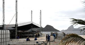 Os preparativos para o 'Réveillon Niterói 450 Anos – O futuro é agora' estão em pleno andamento pela Prefeitura de Niterói. O evento, marcado para o dia 31 de dezembro na Praia de Icaraí, promete uma celebração memorável com a presença especial do renomado cantor pop Lulu Santos. Organizado pela Neltur, o evento contempla estratégias abrangentes, abordando mobilidade urbana, atendimento médico, e serviços de limpeza. Além da Praia de Icaraí, outros quatro pontos, incluindo Itaipu, Santa Rosa, Fonseca (Vila Ipiranga) e Caramujo, serão agraciados com uma deslumbrante queima de fogos de baixo estampido. A programação cultural, iniciando às 18h com a Banda Bicho Solto, trará ainda apresentações da Banda Faixa Etária, João Gabriel e a Escola de Samba Unidos do Viradouro. O ápice da noite será a performance única de Lulu Santos, entoando clássicos como "Assim Caminha a Humanidade" e "Toda Forma de Amor". A queima de fogos, com duração de 15 minutos, será orquestrada a partir de cinco balsas no mar, criando formas encantadoras no céu noturno. O esquema de segurança contará com a presença ativa da Polícia Militar, Corpo de Bombeiros e o Conselho Tutelar, garantindo um ambiente seguro para todos os presentes. A Prefeitura reforça a importância de evitar instrumentos cortantes e garrafas de vidro. NitTrans e Subsecretaria de Transporte estão trabalhando em conjunto para garantir mobilidade eficiente, enquanto postos médicos estarão estrategicamente posicionados para qualquer eventualidade.